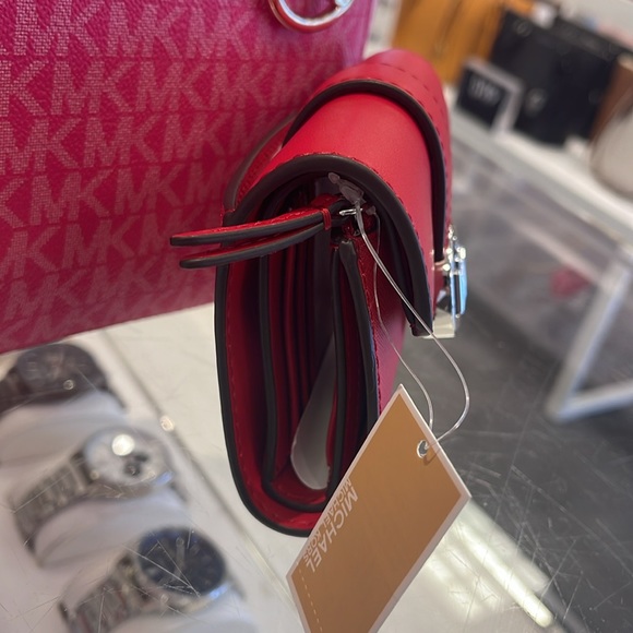 MICHAEL KORS
Carmen Medium Faux Leather Wallet
Bright Red
NWT - Picture 4 of 16